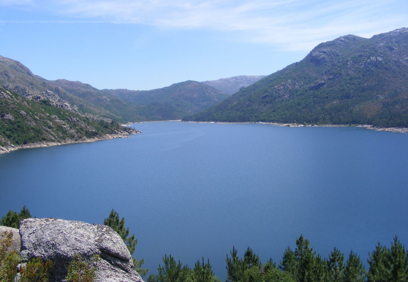 Quarto em Campo do Gerês - Albergaria Stop Hotel - Quarto Duplo com Alpendre