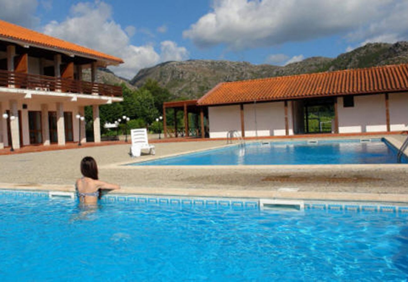 Quarto em Campo do Gerês - Albergaria Stop Hotel - Quarto Duplo com Alpendre