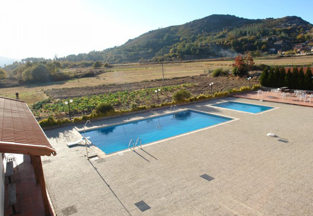 Quarto em Campo do Gerês - Albergaria Stop Hotel - Quarto Duplo com Alpendre