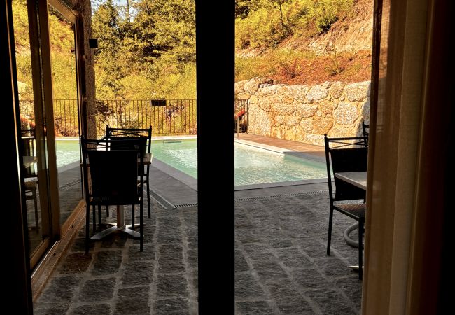  em Terras de Bouro - Quinta de Grovelas - Quarto vista Piscina