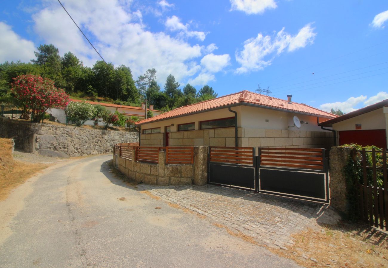 Casa rural em Rio Caldo - Casa Oliveira e Quinteiro