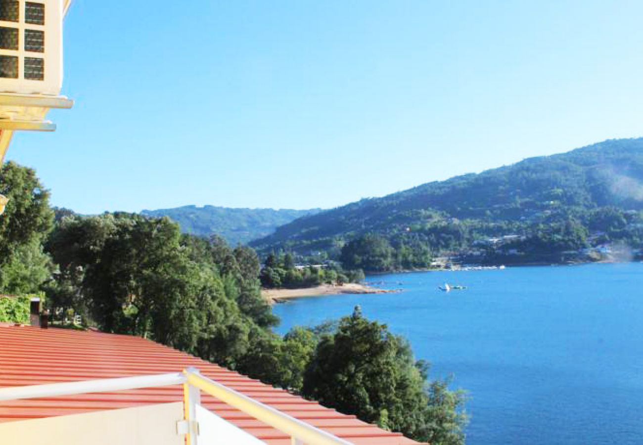 Rent by room in Gerês - Quarto Lagoa c/ varanda - Pôr do Sol