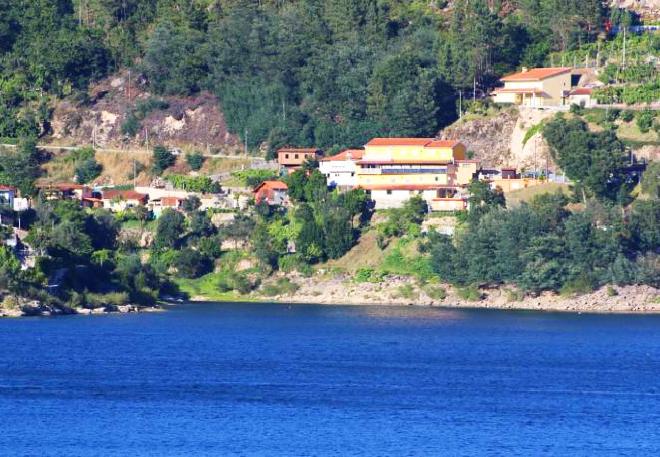 Rent by room in Gerês - Quarto Lagoa c/ varanda - Pôr do Sol