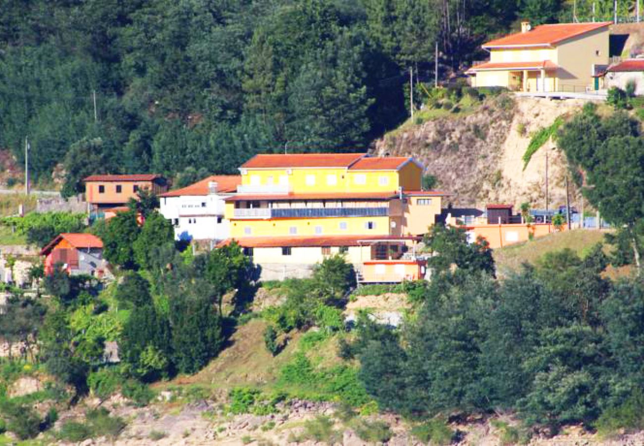 Rent by room in Gerês - Quarto Lagoa c/ varanda - Pôr do Sol