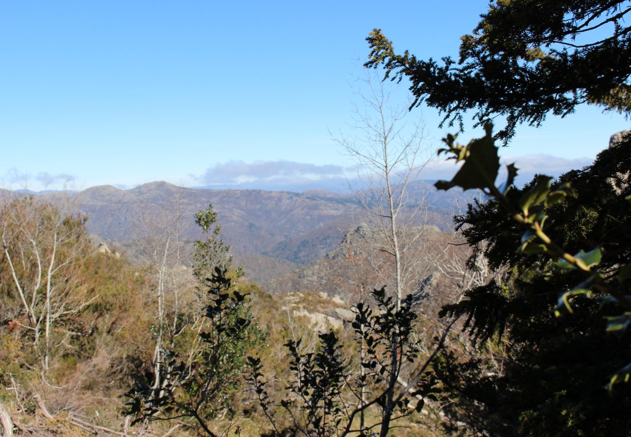 Rent by room in Gerês - Quarto Lagoa c/ varanda - Pôr do Sol