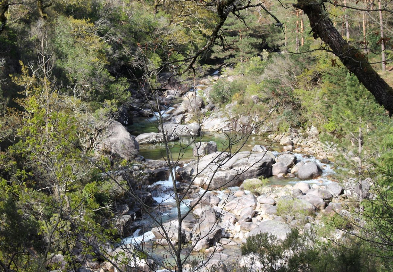 Rent by room in Gerês - Quarto Lagoa c/ varanda - Pôr do Sol