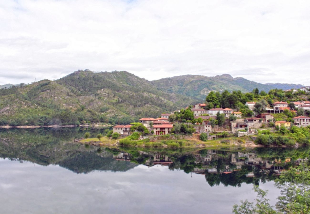 Rent by room in Gerês - Quarto Lagoa c/ varanda - Pôr do Sol