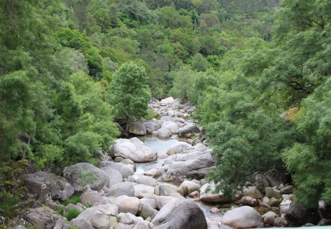 Rent by room in Gerês - Quarto Lagoa c/ varanda - Pôr do Sol