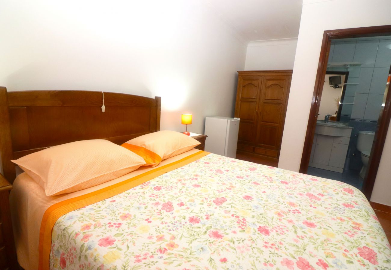 Rent by room in Gerês - Quarto com banheira - Casa do Eido