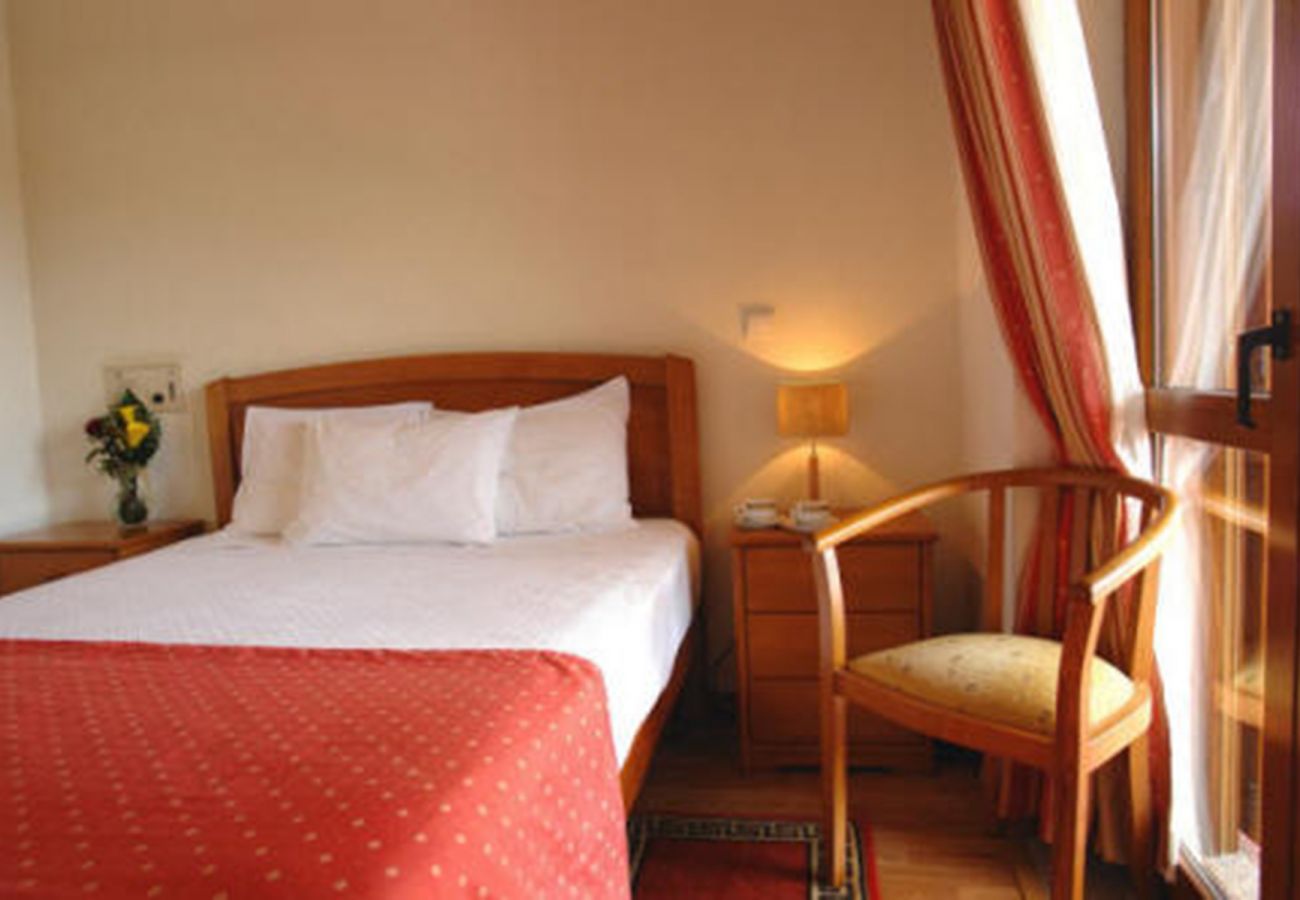 Rent by room in Campo do Gerês - Albergaria Stop Hotel - Quarto Duplo com Alpendre