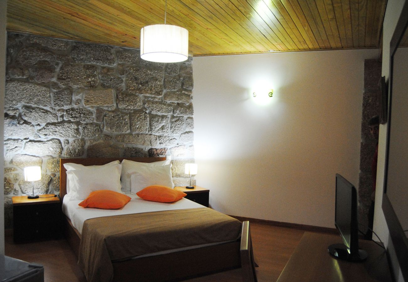 Rent by room in Póvoa de Lanhoso - Quarto Duplo Superior c/ Terraço - DM TurismoRural