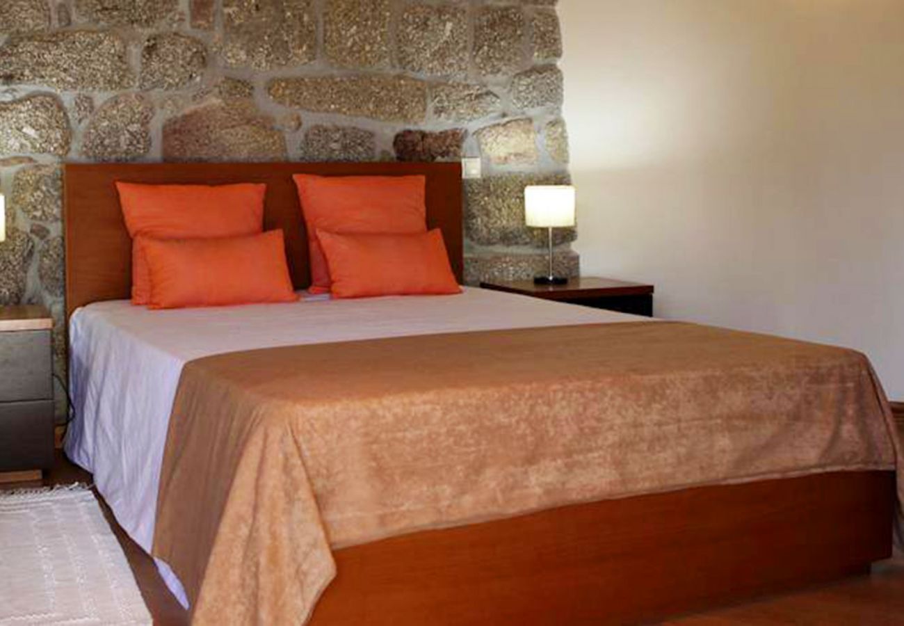 Rent by room in Póvoa de Lanhoso - Quarto Duplo Superior c/ Terraço - DM TurismoRural