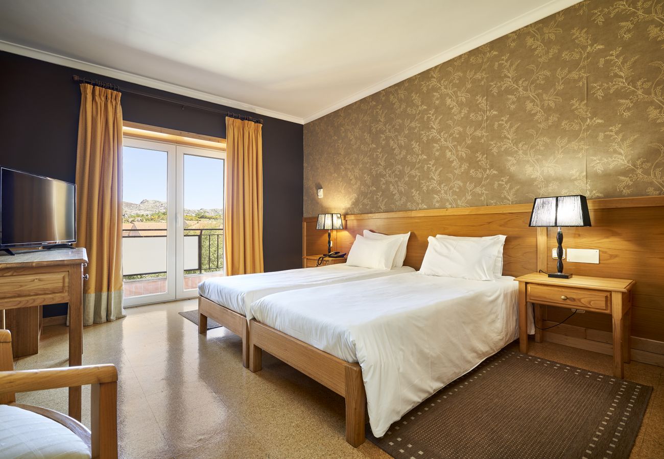 Rent by room in Castro Laboreiro - Hotel Castrum Villae - Quarto Twin c/ Varanda