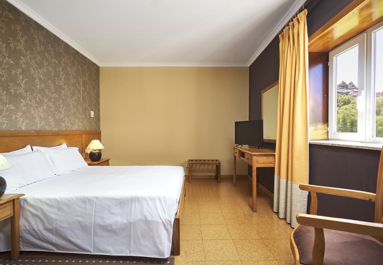 Rent by room in Castro Laboreiro - Hotel Castrum Villae - Quarto Vista Montanha