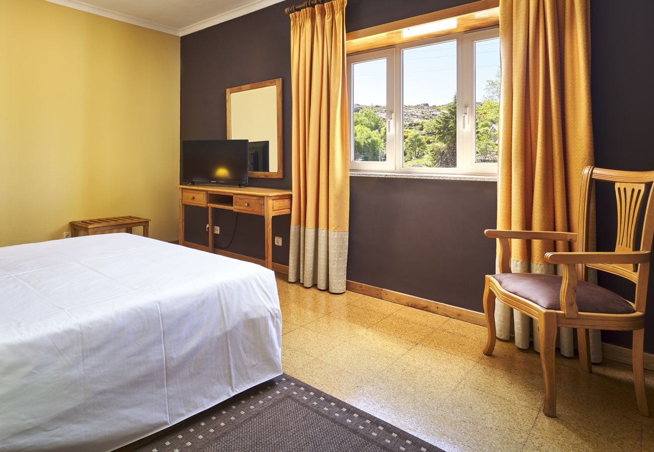 Rent by room in Castro Laboreiro - Hotel Castrum Villae - Quarto Vista Montanha