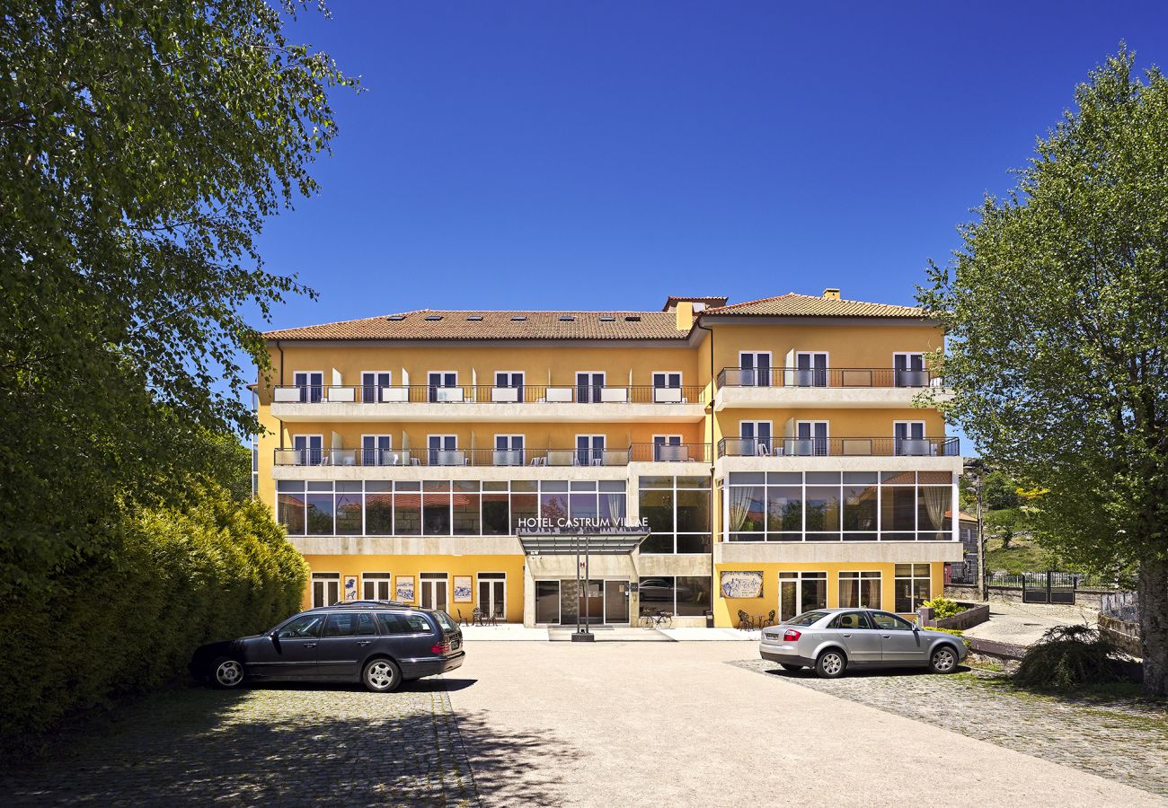 Rent by room in Castro Laboreiro - Hotel Castrum Villae - Quarto Triplo