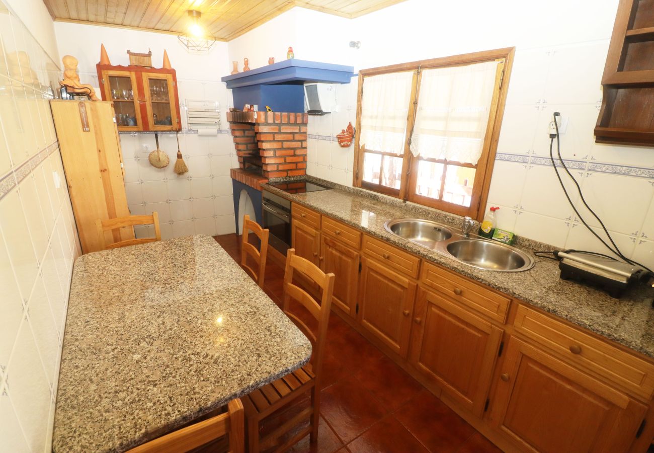 Equipped kitchen in accommodation in Geres