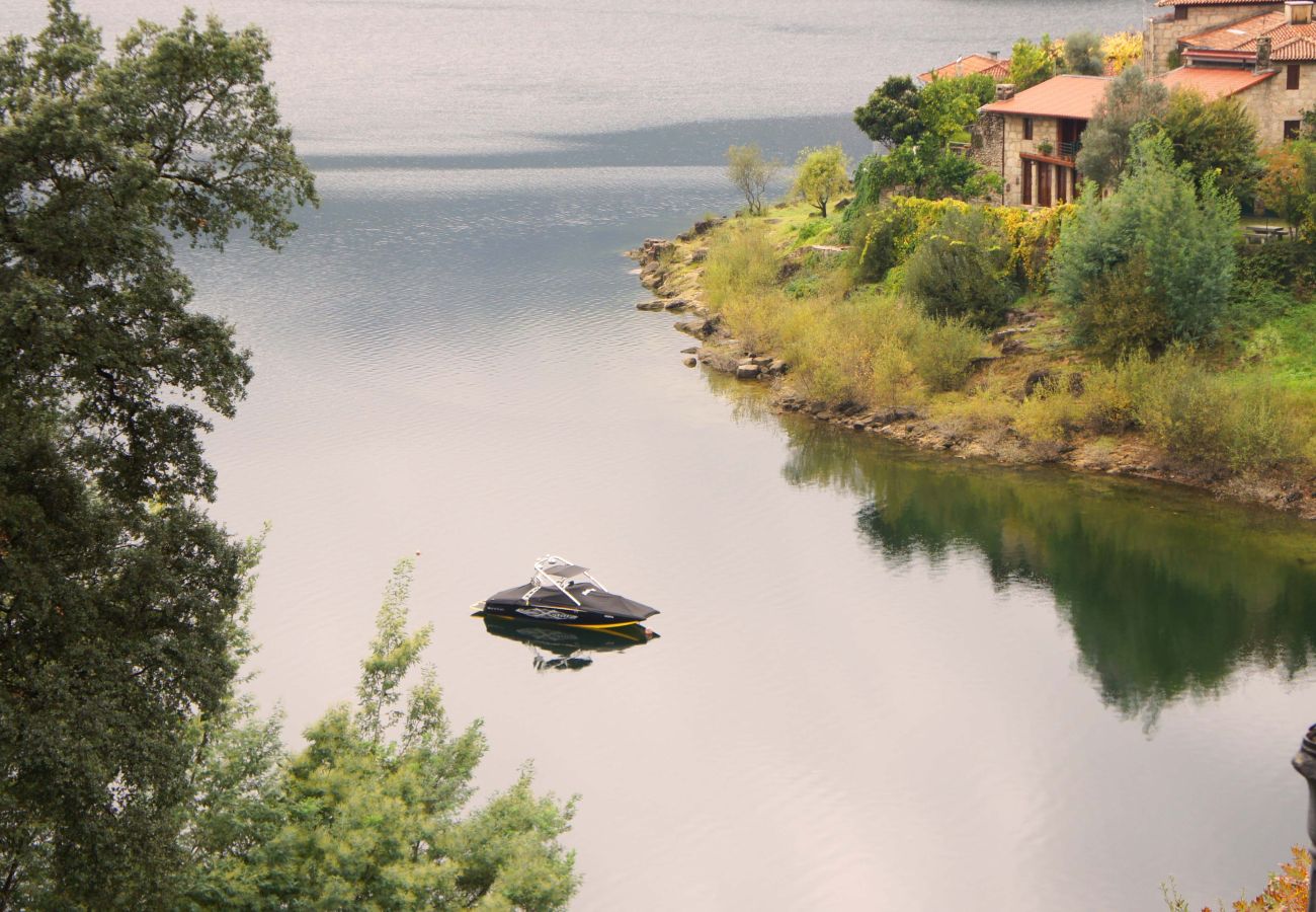 Rent by room in Gerês - Quarto Lagoa s/ varanda - Pôr do Sol