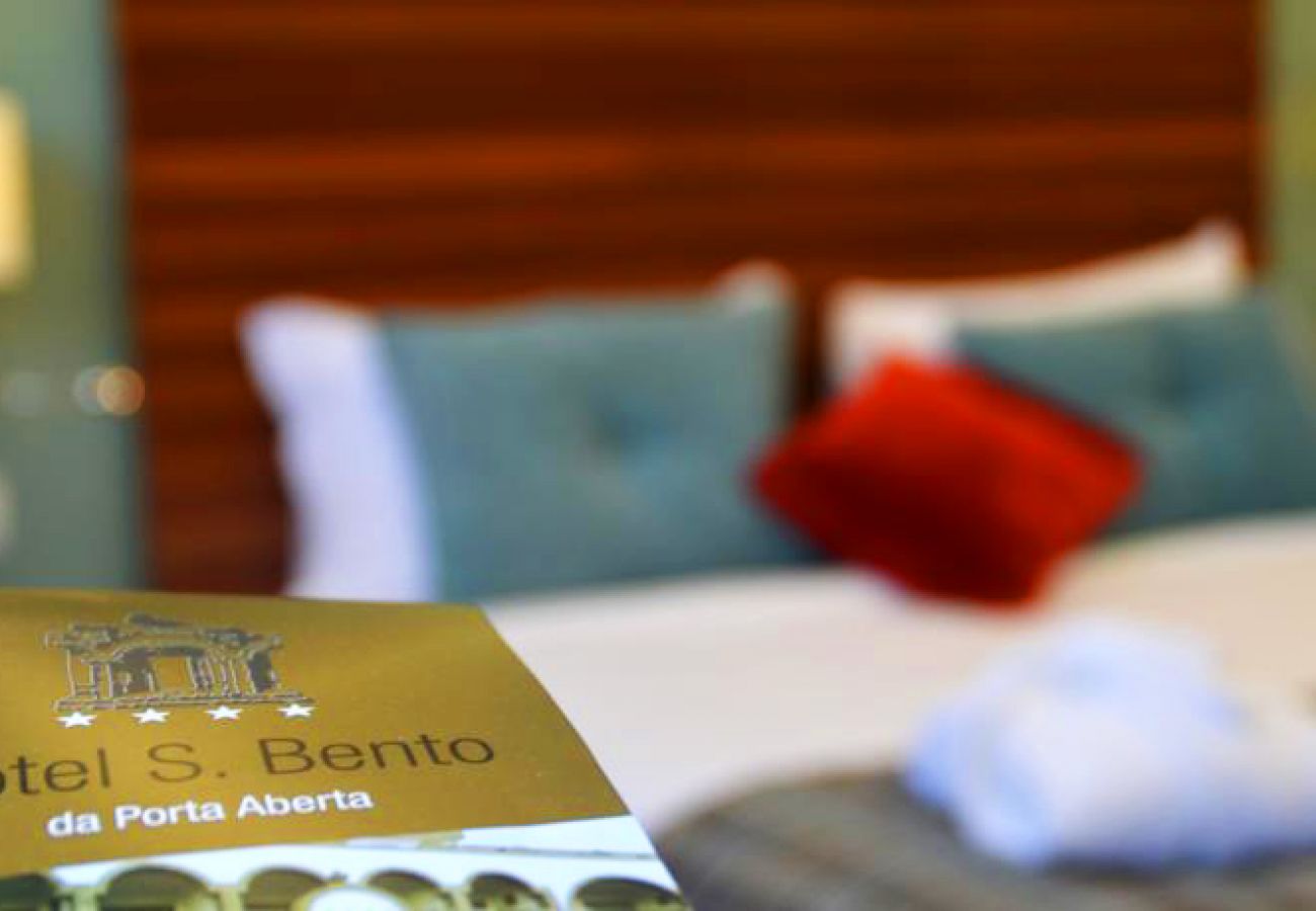 Chambres d'hôtes à Gerês - Hotel S. Bento **** Quarto Duplo/Twin Varanda