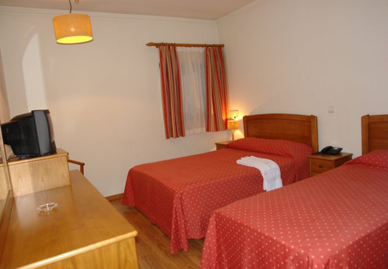 Chambres d'hôtes à Campo do Gerês - Albergaria Stop Hotel Quarto Twin com Alpendre