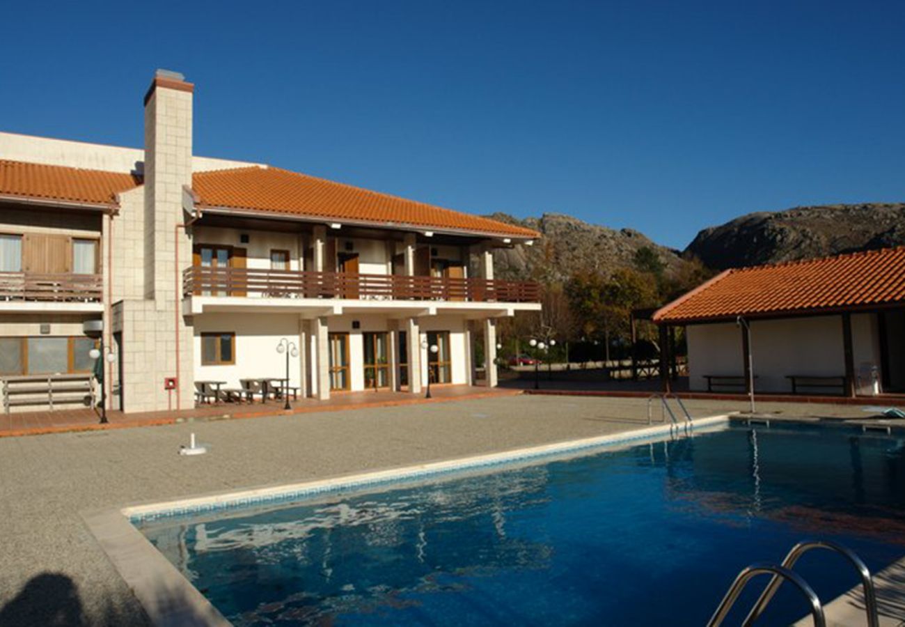 Chambres d'hôtes à Campo do Gerês - Albergaria Stop Hotel Quarto Twin com Alpendre