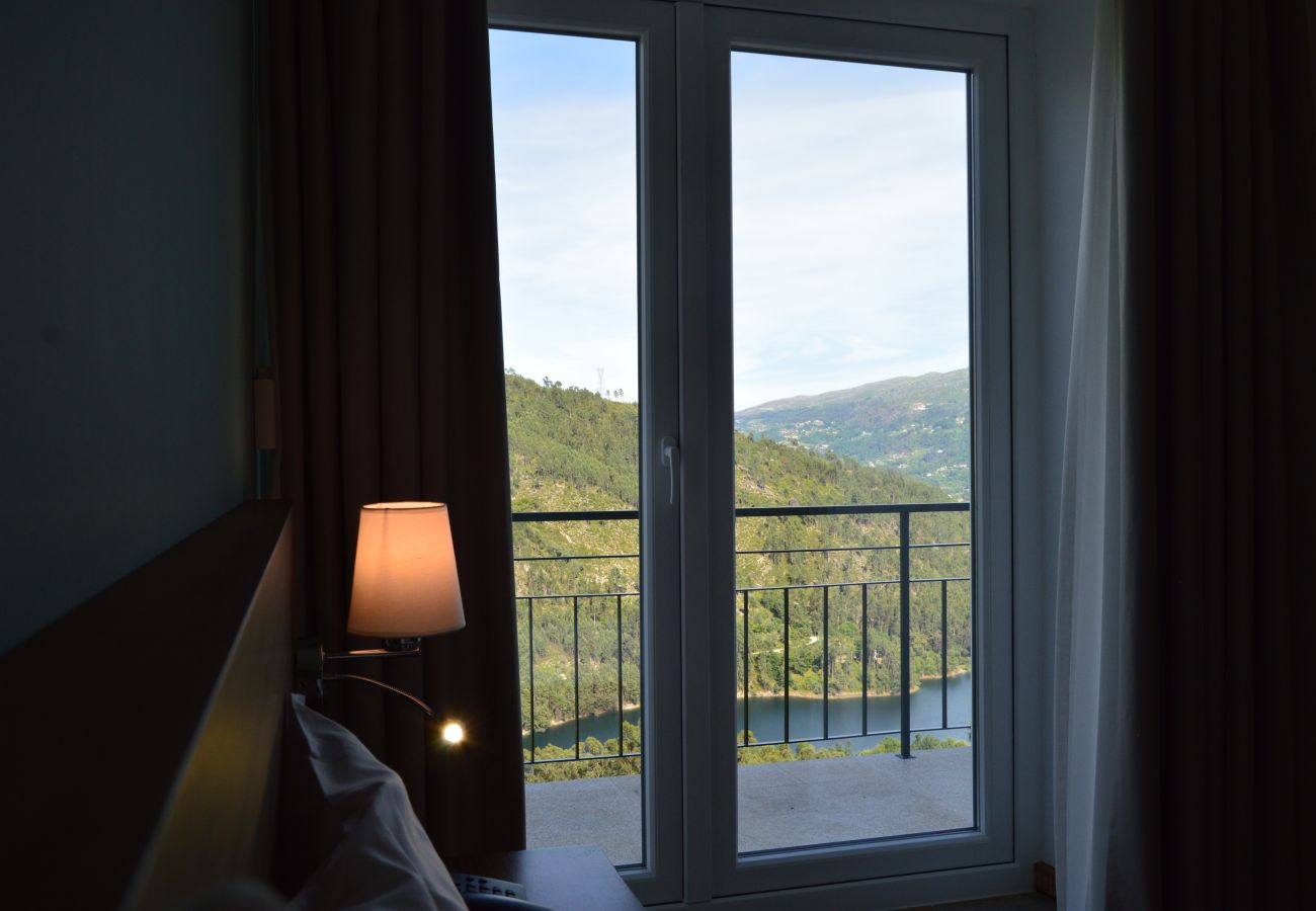 Chambres d'hôtes à Gerês - Quarto com Varanda - Casa São Bernardo de Claraval