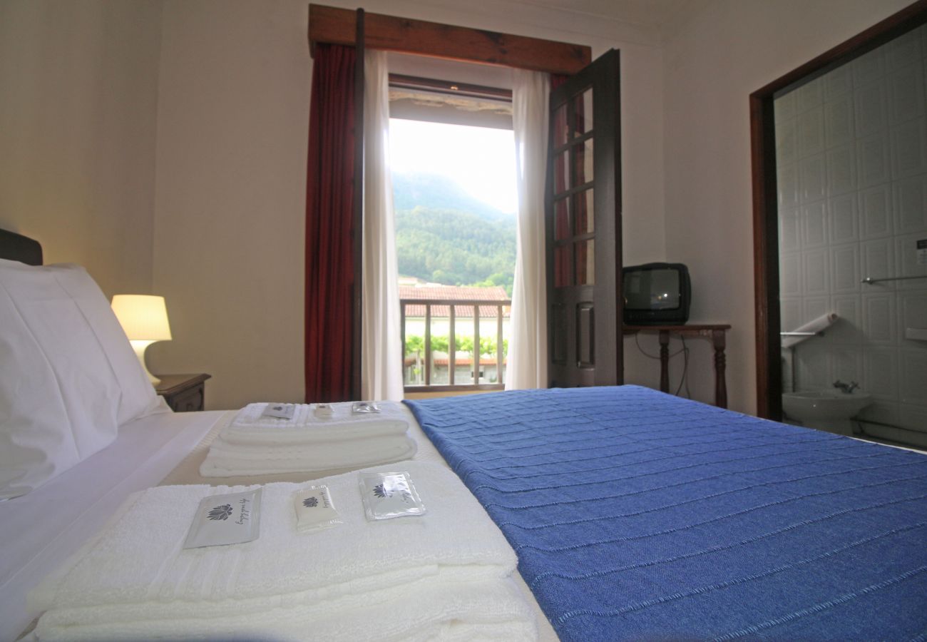 Chambres d'hôtes à Gerês - Serrana Gerês Inn - Quarto Duplo c/ Varanda