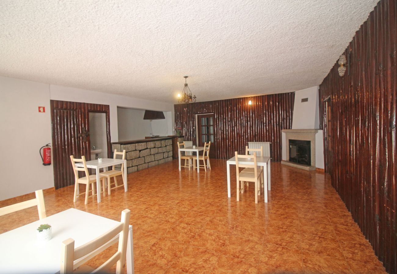 Chambres d'hôtes à Gerês - Serrana Gerês Inn - Quarto Duplo c/ Varanda