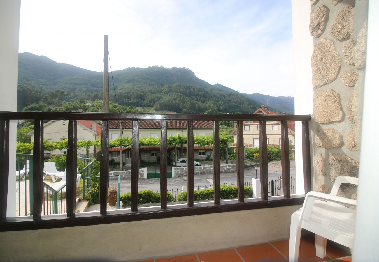 Chambres d'hôtes à Gerês - Serrana Gerês Inn - Quarto Duplo c/ Varanda