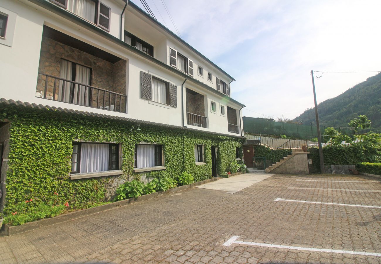 Chambres d'hôtes à Gerês - Serrana Gerês Inn - Quarto Duplo c/ Varanda