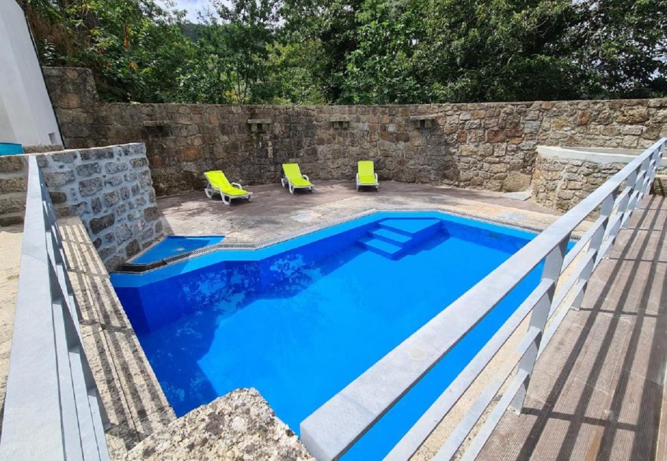 Chambres d'hôtes à Terras de Bouro - Quinta do Avô - Quarto c/ varanda